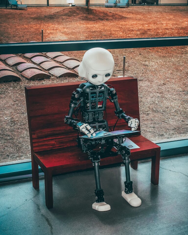 Abstrakte Darstellung künstlicher Intelligenz als leuchtendes neuronales Netz auf dunklem Hintergrund