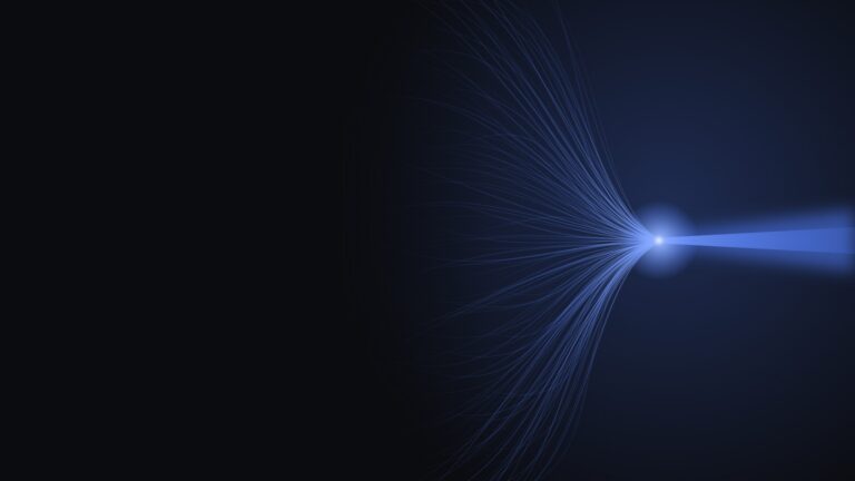 Abstrakte Linien, die sich auf dunklem Hintergrund zu einem gebündelten blauen Strahl verdichten – Sinnbild für die Ausrichtung auf eine Suchabsicht